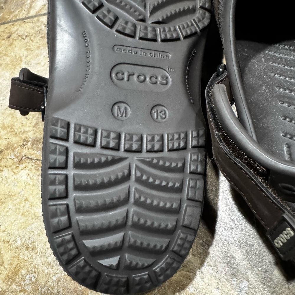 Crocs men’s brown faux leather clogs. Adjustable straps - Picture 5 of 7